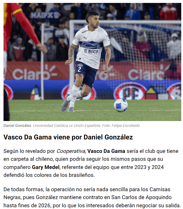 Jogador de futebol em campo, com bola azul e branco.