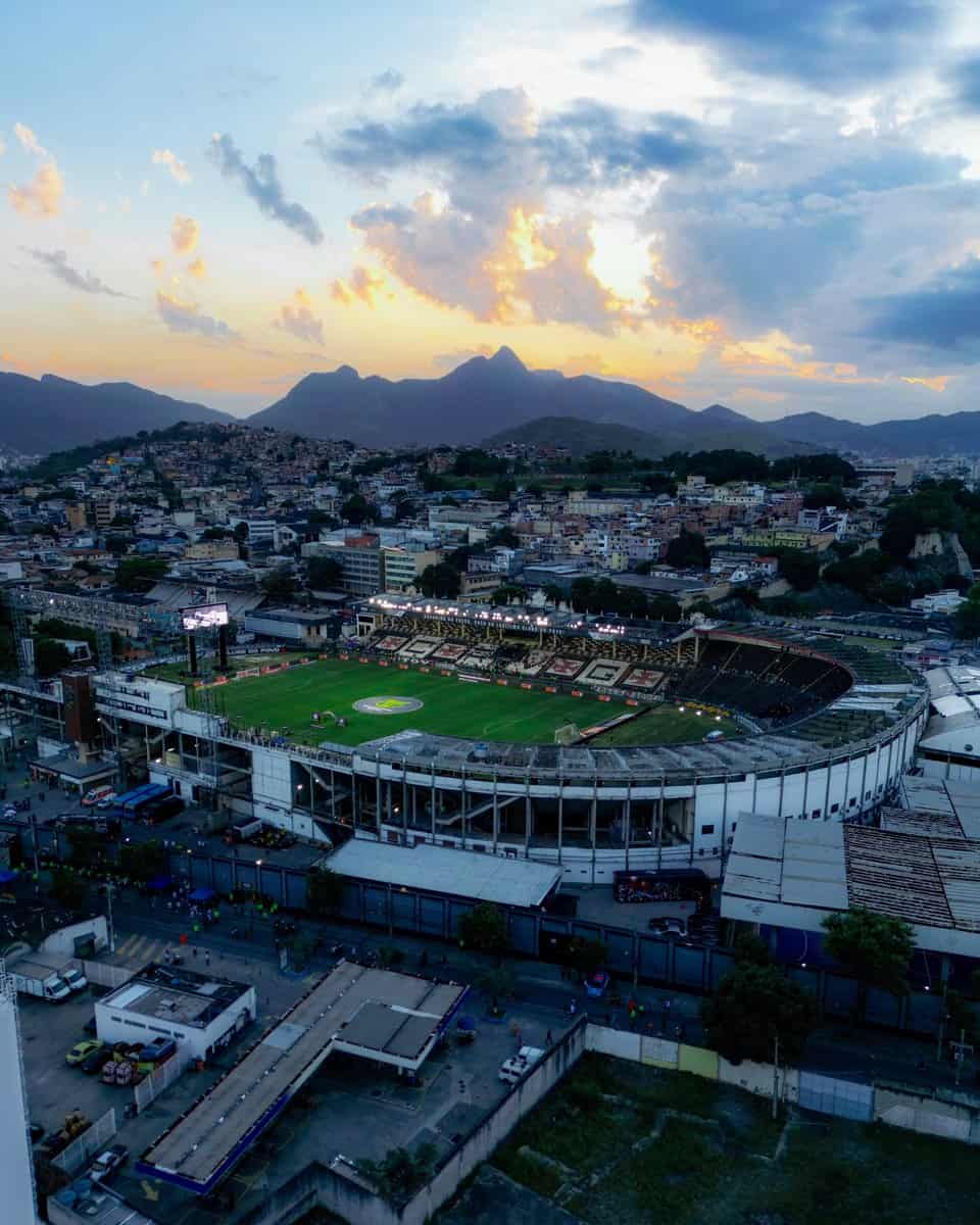 Estádio do Vasco com montanhas ao fundo.