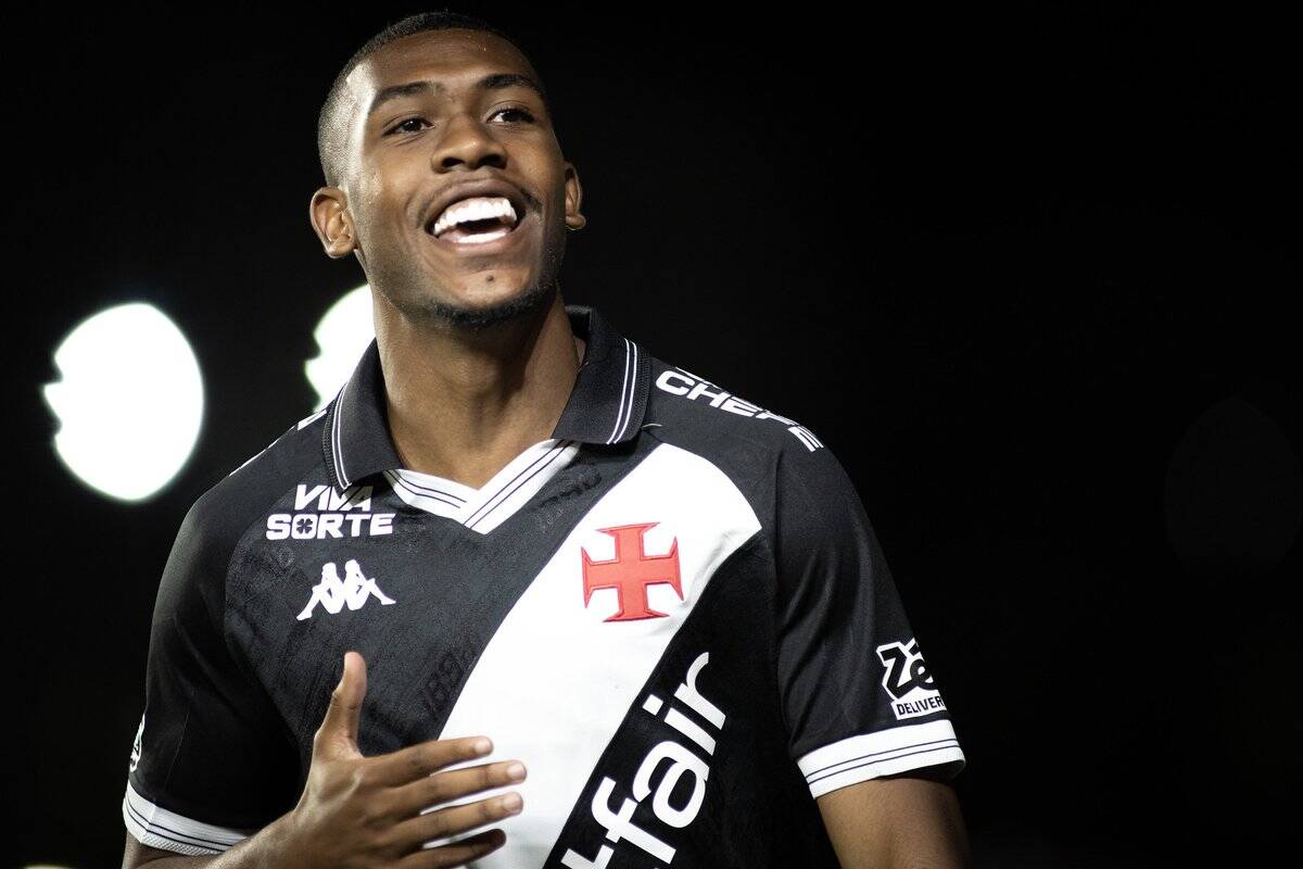 Jogador do Vasco sorrindo em campo.