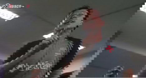 Torcedor do Vasco no estádio comemorando com emoção, vestindo a camisa do clube e exibindo entusiasmo durante evento ou jogo, com expressão de alegria e paixão pelo time.