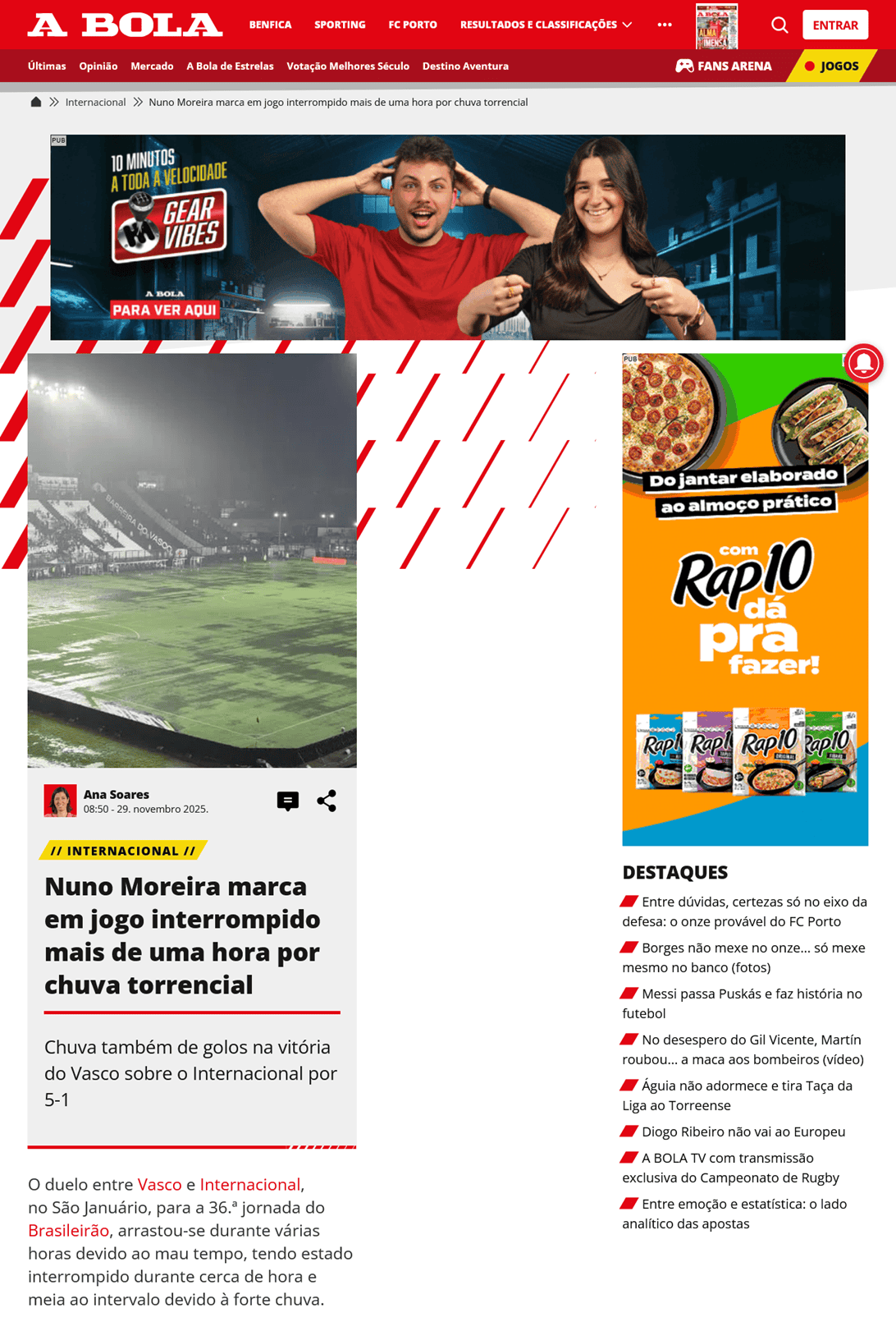 Chuva intensa no estádio Vasco durante jogo interrormpido. Jogadores, arquibancadas e campo sob forte chuva, dificultando o andamento da partida. Fenômeno climático impactou o jogo, com jogos suspensos ou adiados por causa do mau tempo.