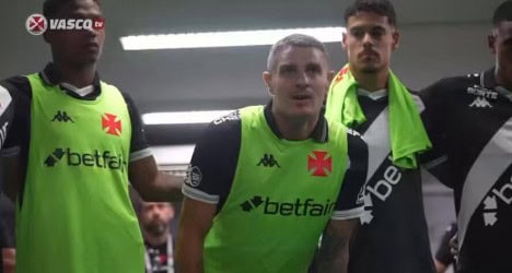 Jogadores do Vasco comemorando vitória.