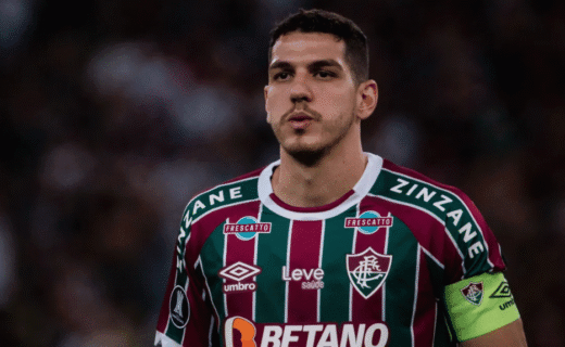 Jogador do Vasco com uniforme clássicod e time.