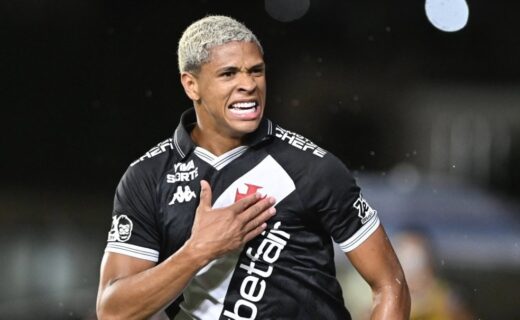 Jovem jogadora do Vasco comemorando gol.