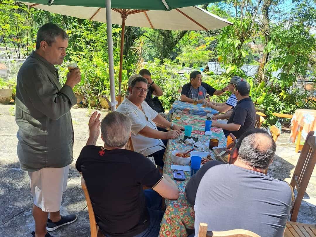 20251130-142351-1-5 Grupo de amigos conversando e tomando café.