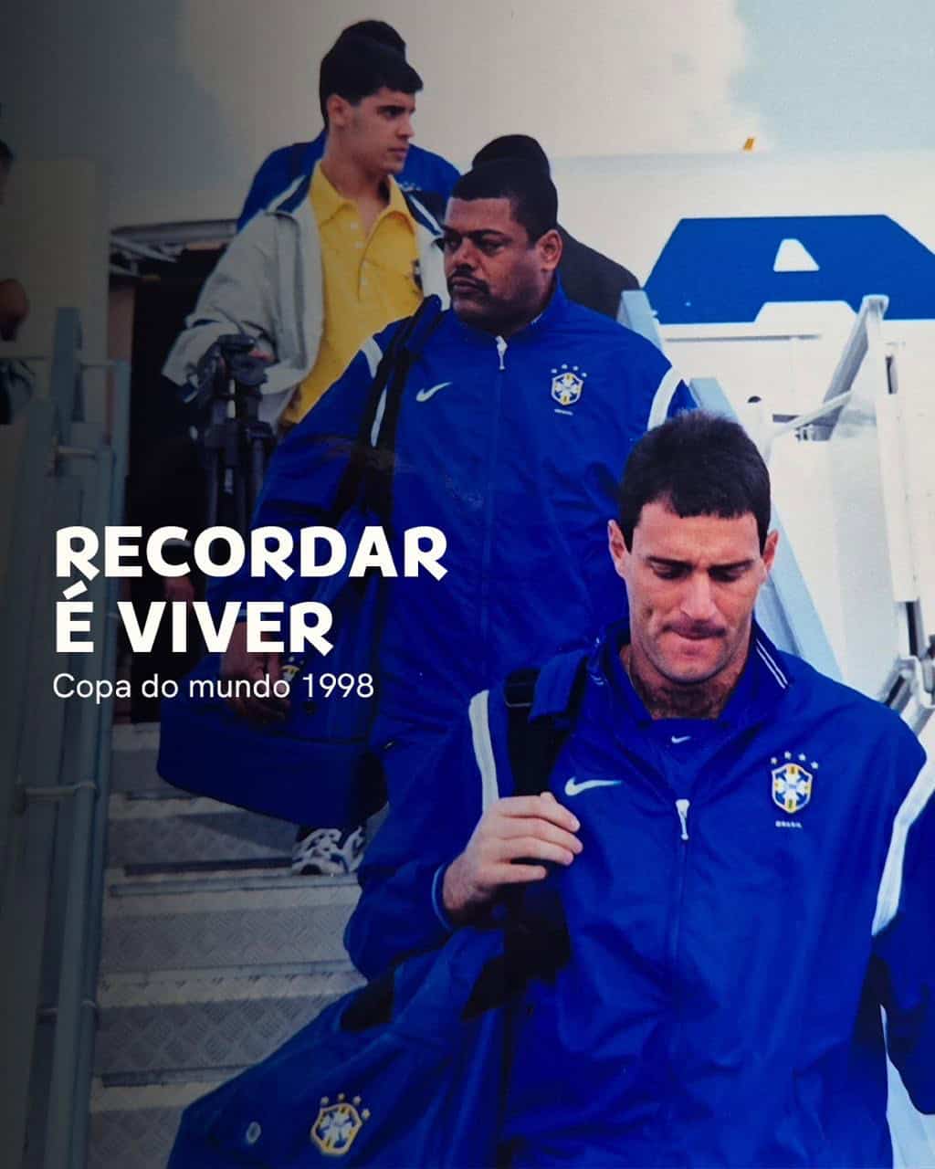 Jogadores do Vasco em chegada ao aeroporto, trajando jaquetas azul com o escudo do clube, carregando malas e mochila, em meio a viagem para a Copa do Mundo de 1998.
