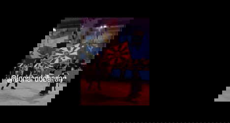 Imagem de torcedores do Vasco com bandeira no estádio. Torcedores empolgados celebram vitória do Vasco em evento esportivo. Ambiente festivo e cheio de orgulho vascaíno.