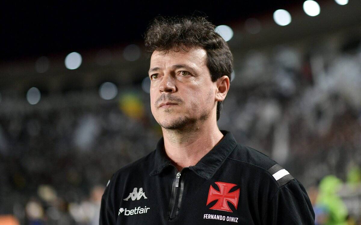 Técnico Fernando Diniz do Vasco da Gama, vestindo uniforme da equipe, durante partida de futebol.