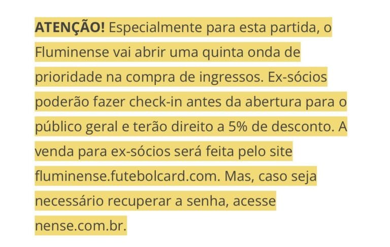 Homem com camisa do Vasco.