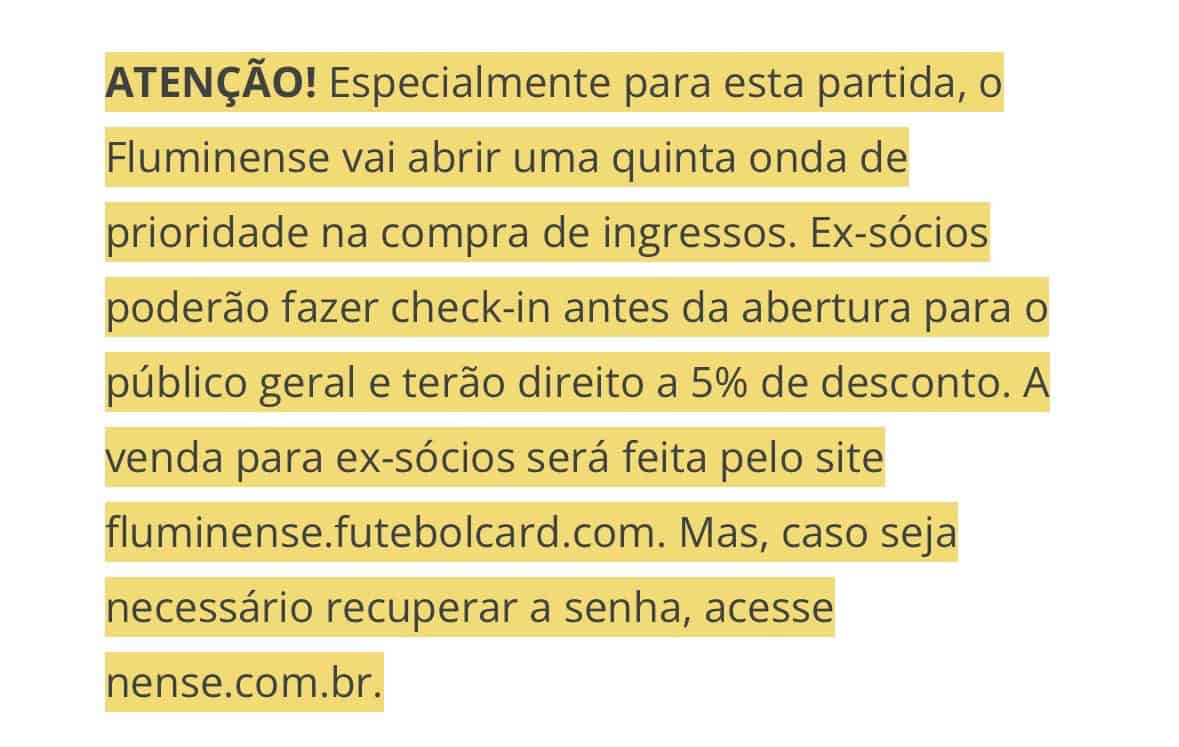 Homem com camisa do Vasco.