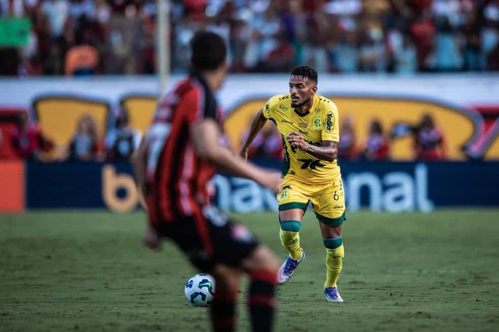 Jogador do Vasco com uniforme amarelo em ação.