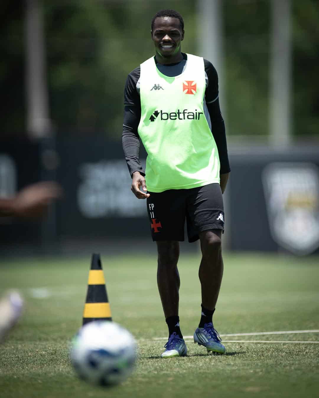 Atleta usando camisa de treino do Vasco na prática esportiva.