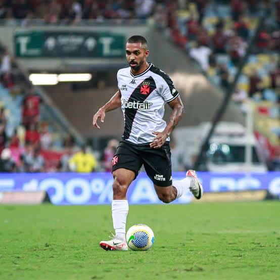 Jogador do Vasco jogando com a bola no estádio.