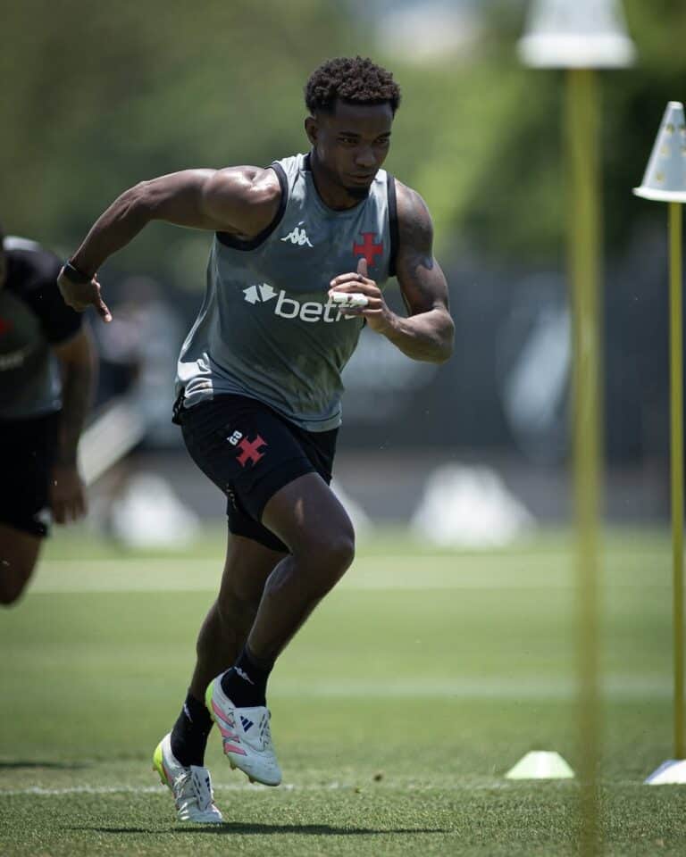 Atleta treinando corrida de velocidade.