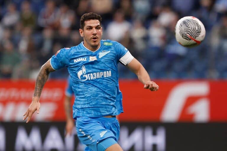 Jogador do Vasco em ação durante partida de futebol.