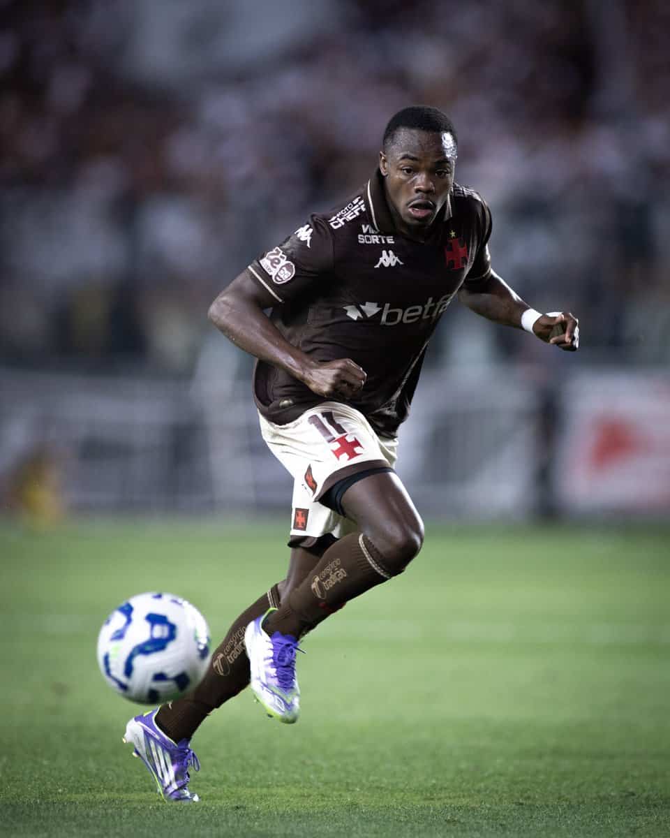 Atacante do Vasco dribla adversário durante partida.