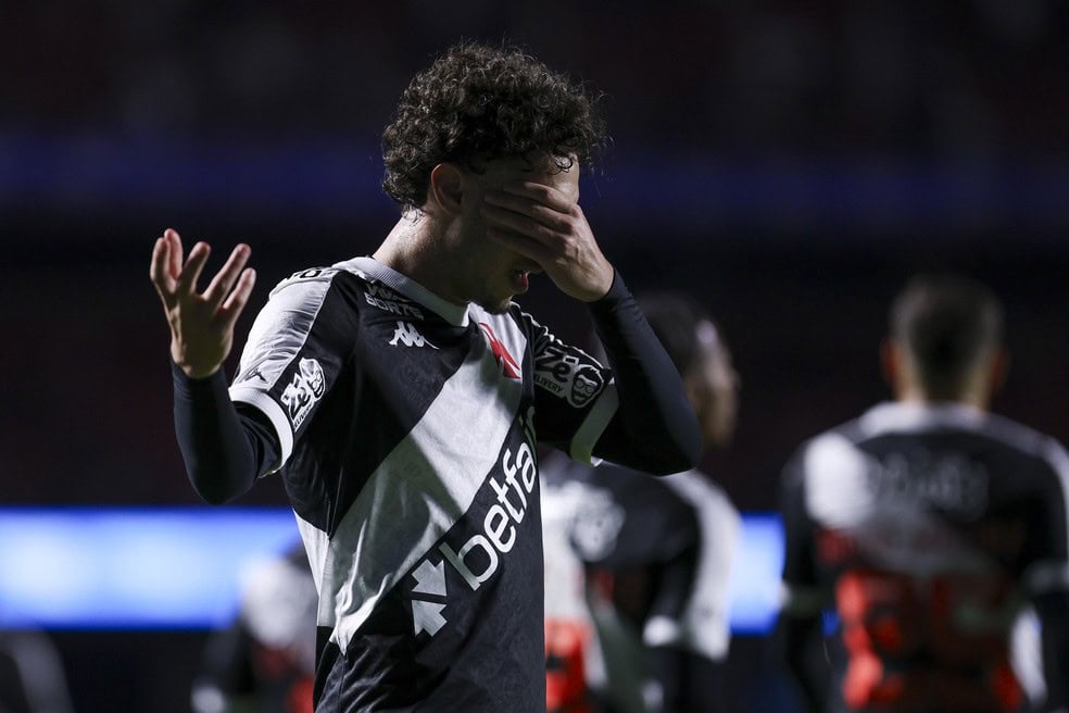 Jogador do Vasco com expressão de frustração no rosto.