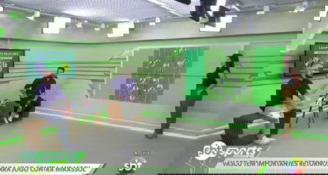 Apresentadores e comentarista analisando escalação do Vasco.