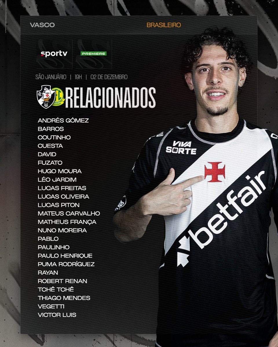 Jogador do Vasco apontando para escudo.