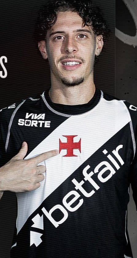 2. Atleta do Vasco apontando símbolo do clube no uniforme.