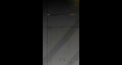 Imagem de uma camisa do Vasco deitadas, com foco na cor preta e decalques dourados.