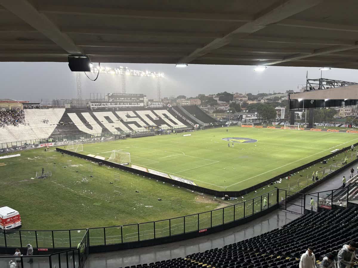 Estádio do Vasco durante uma partida ou treino.