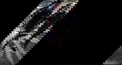 Atletas do Vasco acompanhados por treinador usando cadeira de rodas.