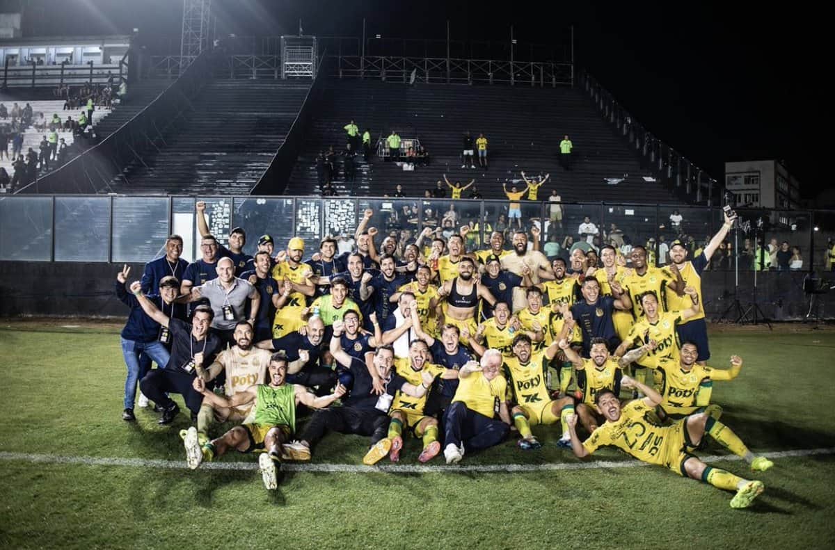 Jogadores e equipe celebrando conquista.