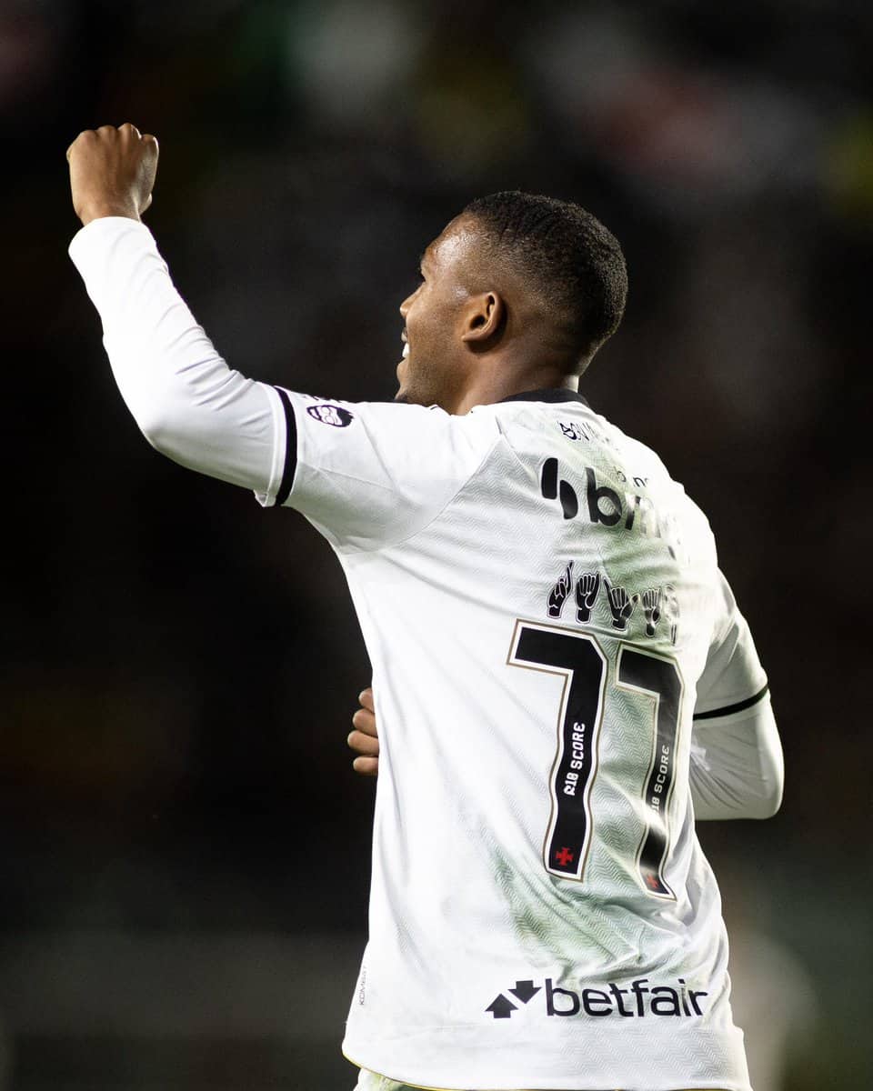 Jogador do Vasco comemorando feito no campo.