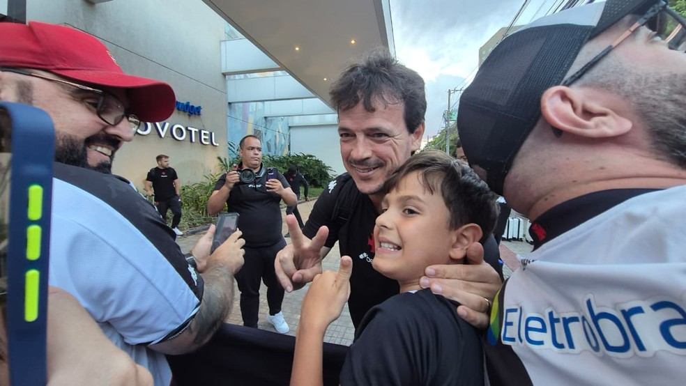 20251206-183415-1-6-fernando-diniz-na-chegada-do-vasco-a-belo-horizonte-foto-joao-guerra-ge-1 Fernando Diniz na chegada do Vasco a Belo Horizonte — Foto: João Guerra / ge