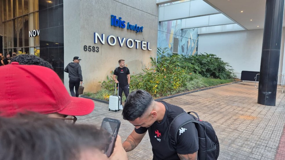 20251206-183418-1-10-puma-rodriguez-na-chegada-do-vasco-a-belo-horizonte-foto-joao-guerra-ge Puma Rodríguez na chegada do Vasco a Belo Horizonte — Foto: João Guerra / ge