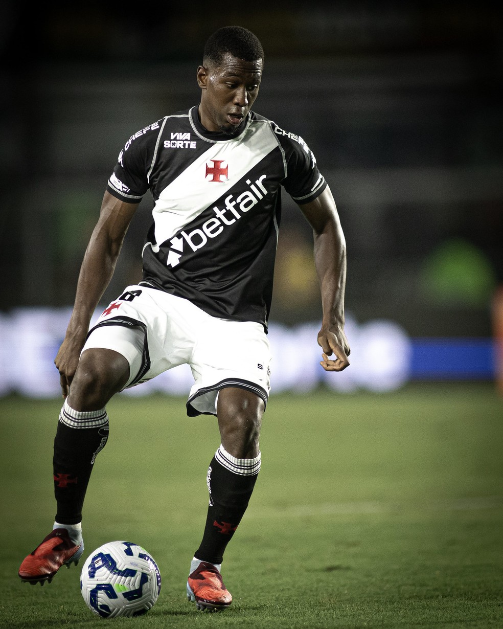 20251211-081631-1-15-carlos-cuesta-em-acao-pelo-vasco-foto-matheus-limavasco Carlos Cuesta em ação pelo Vasco — Foto: Matheus Lima/Vasco