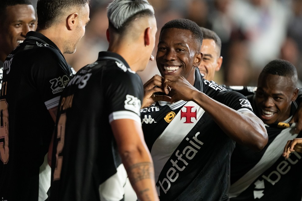 20251211-081633-1-31-cuesta-comemora-gol-marcado-pelo-vasco-foto-jorge-rodriguesagif Cuesta comemora gol marcado pelo Vasco — Foto: Jorge Rodrigues/AGIF