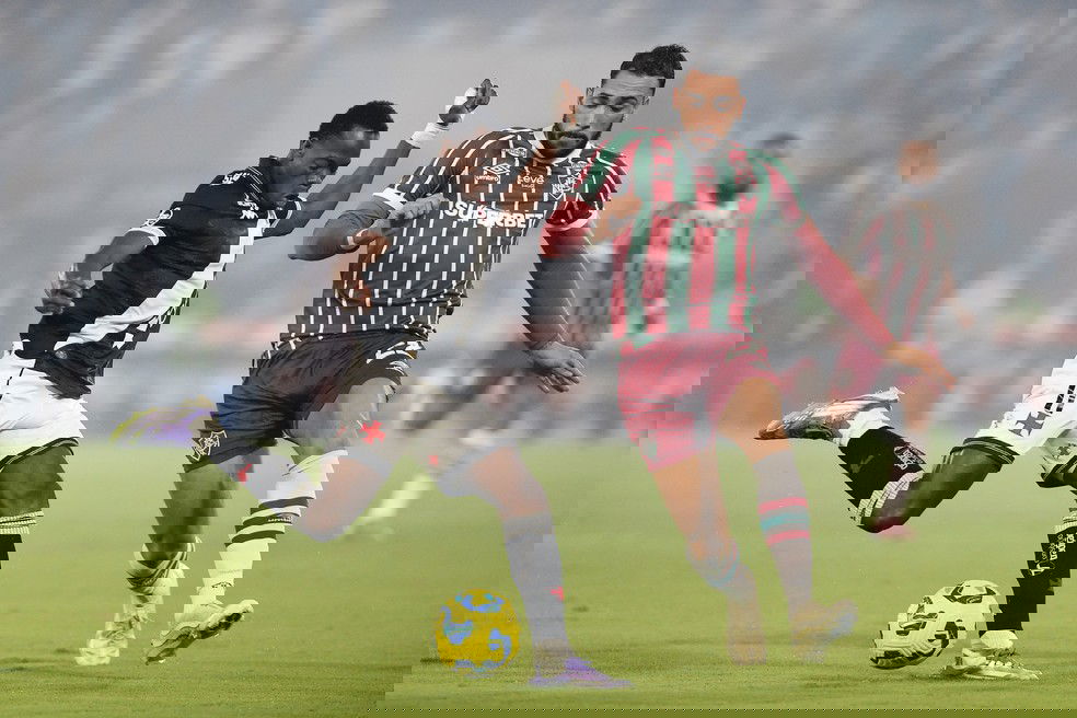 Andrés Gómez e Freytes disputam a bola - Vasco x Fluminense — Foto: André Durão