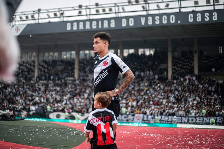 20251227-231403-1-coutinho-em-frente-a-arquibancada-social-com-referencias-a-barreira-do-vasco-foto-leandro-amorimvasco Coutinho em frente à arquibancada social, com referências à Barreira do Vasco — Foto: Leandro Amorim/Vasco