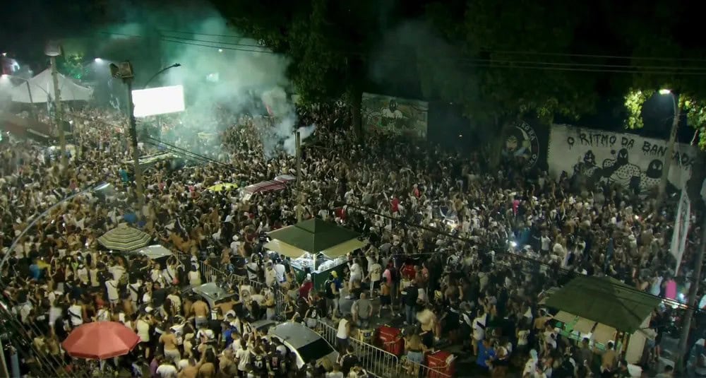 20251227-231408-3-a-festa-da-torcida-do-vasco-para-assistir-ao-jogo-com-o-bahia-em-frente-ao-estadio-de-sao-januario-na-barreira-foto-reproducaovascotv A festa da torcida do Vasco para assistir ao jogo com o Bahia em frente ao estádio de São Januário, na Barreira — Foto: Reprodução/VascoTV