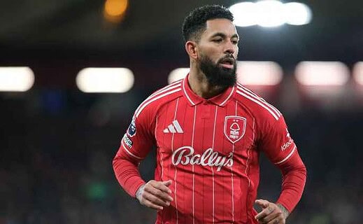 Douglas Luiz durante partida do Nottingham Forest contra o Everton, no City Ground, pela Premier League - Foto: Paul Bonser/Getty Images