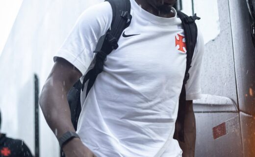 Jogadores do Vasco chegam a São Januário; confira imagens