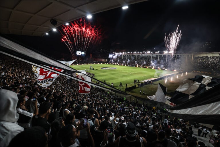 Festa no estádio do Vasco com fogos e torcedores animados.