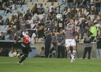 Jogadores do Vasco em campo durante partida no estádio.