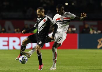Jogadores do Vasco e São Paulo disputando a bola durante uma partida.