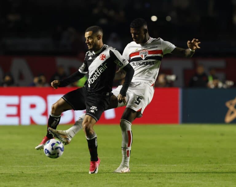 Jogadores do Vasco e São Paulo disputando a bola durante uma partida.