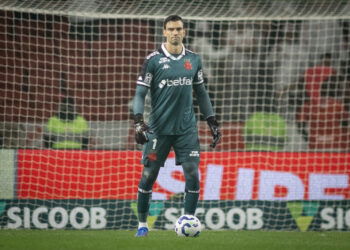 Vasco divulga condição do goleiro Léo Jardim após controvérsia da expulsão