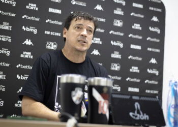 Diniz aprecia desempenho do Vasco, mas expressa descontentamento com o empate: “O resultado não me agradou”