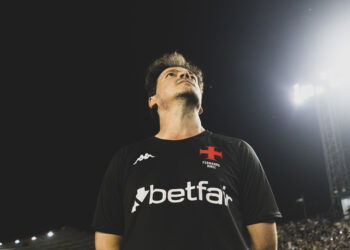 Diniz reconhece desconforto com o Vasco na zona de rebaixamento, mas elogia desempenho da equipe em São Januário.