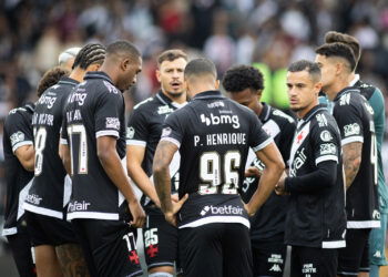Vasco tenta interromper sequência sem vitórias como visitante contra o Santos