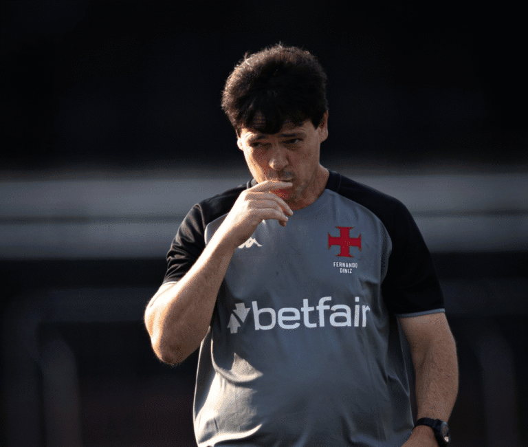 Fernando Diniz vestindo uniforme do Vasco, observando com atenção.