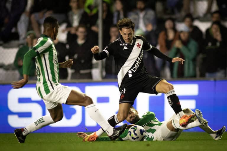 Jogador do Vasco tenta avançar com a bola durante partida.