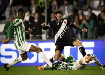 Jogador do Vasco e adversário em disputa por bola.