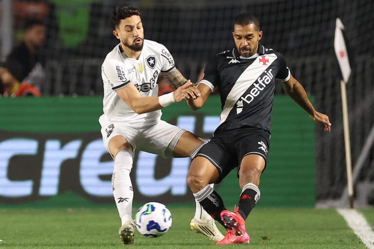 Jogadores de futebol disputando a bola em campo.